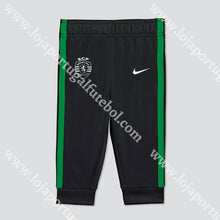 Carregar imagem no visualizador da galeria, FATO TREINO CRIANÇA NIKE PRETO/VERDE SPORTING CP 25/26