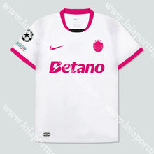 Carregar imagem no visualizador da galeria, NOVA CAMISOLA EDIÇÃO ESPECIAL ROSA SPORTING CP 25/26
