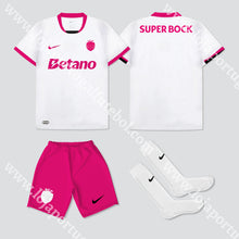 Carregar imagem no visualizador da galeria, NOVO KIT CRIANÇA EDIÇÃO ESPECIAL ROSA SPORTING CP 25/26 1-2 Anos

