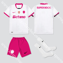Carregar imagem no visualizador da galeria, NOVO KIT CRIANÇA EDIÇÃO ESPECIAL ROSA SPORTING CP 25/26

