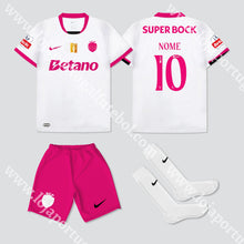 Carregar imagem no visualizador da galeria, NOVO KIT CRIANÇA EDIÇÃO ESPECIAL ROSA SPORTING CP 25/26

