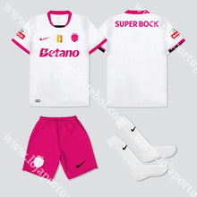 Carregar imagem no visualizador da galeria, NOVO KIT CRIANÇA EDIÇÃO ESPECIAL ROSA SPORTING CP 25/26
