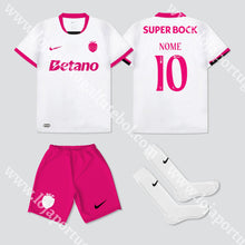 Carregar imagem no visualizador da galeria, NOVO KIT CRIANÇA EDIÇÃO ESPECIAL ROSA SPORTING CP 25/26
