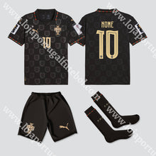 Carregar imagem no visualizador da galeria, NOVO KIT CRIANÇA PORTUGAL EDIÇÃO ESPECIAL EUSÉBIO VERSÃO PLAYER 2025 - Camisola Futebol
